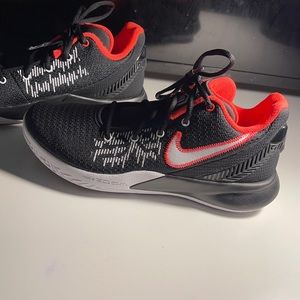 NIKE KYRIES - BASKETBALL SNEAKERS -